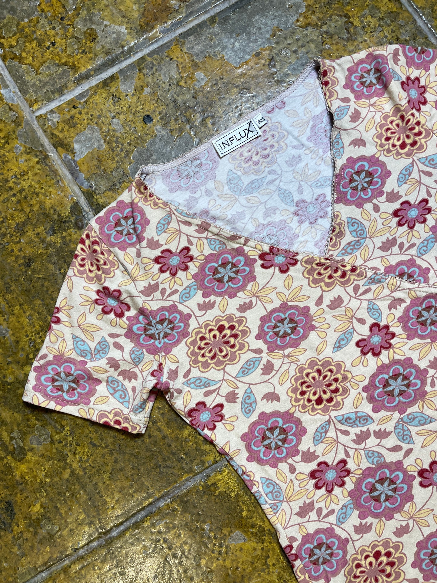 Influx Short Sleeve Top Creme Multicolor 2000s y2k - M/L