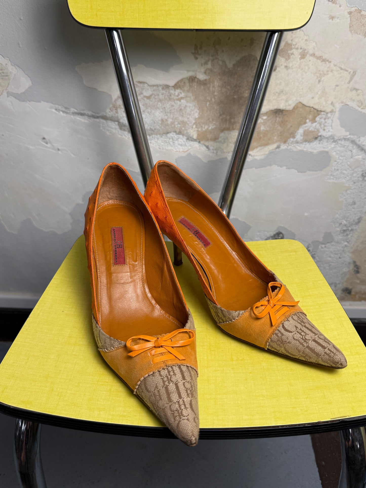 Y2k Carolina Herrera Monogram Canvas Ostrich Trim Pump Heels Beige Orange - 39
