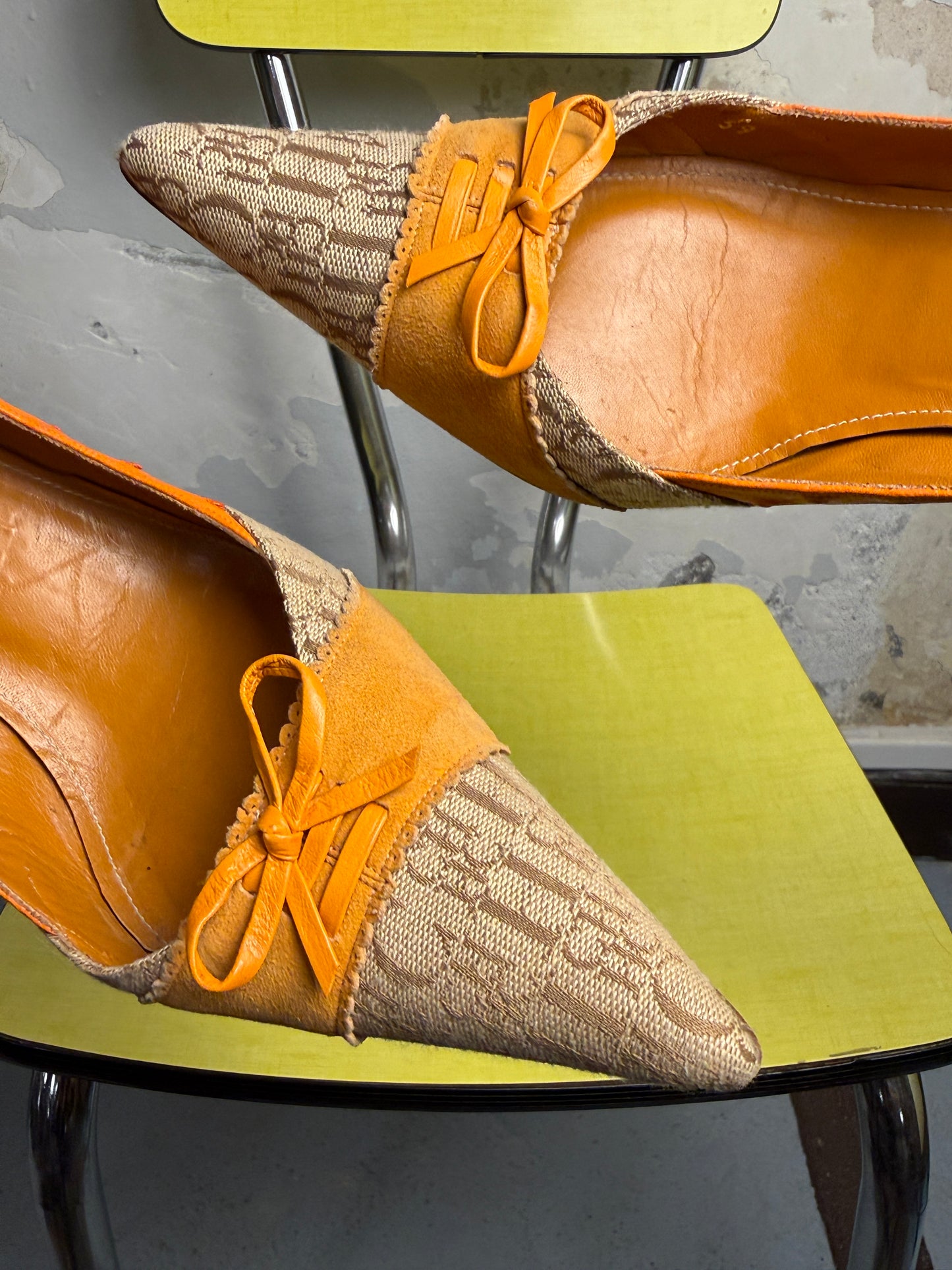 Y2k Carolina Herrera Monogram Canvas Ostrich Trim Pump Heels Beige Orange - 39
