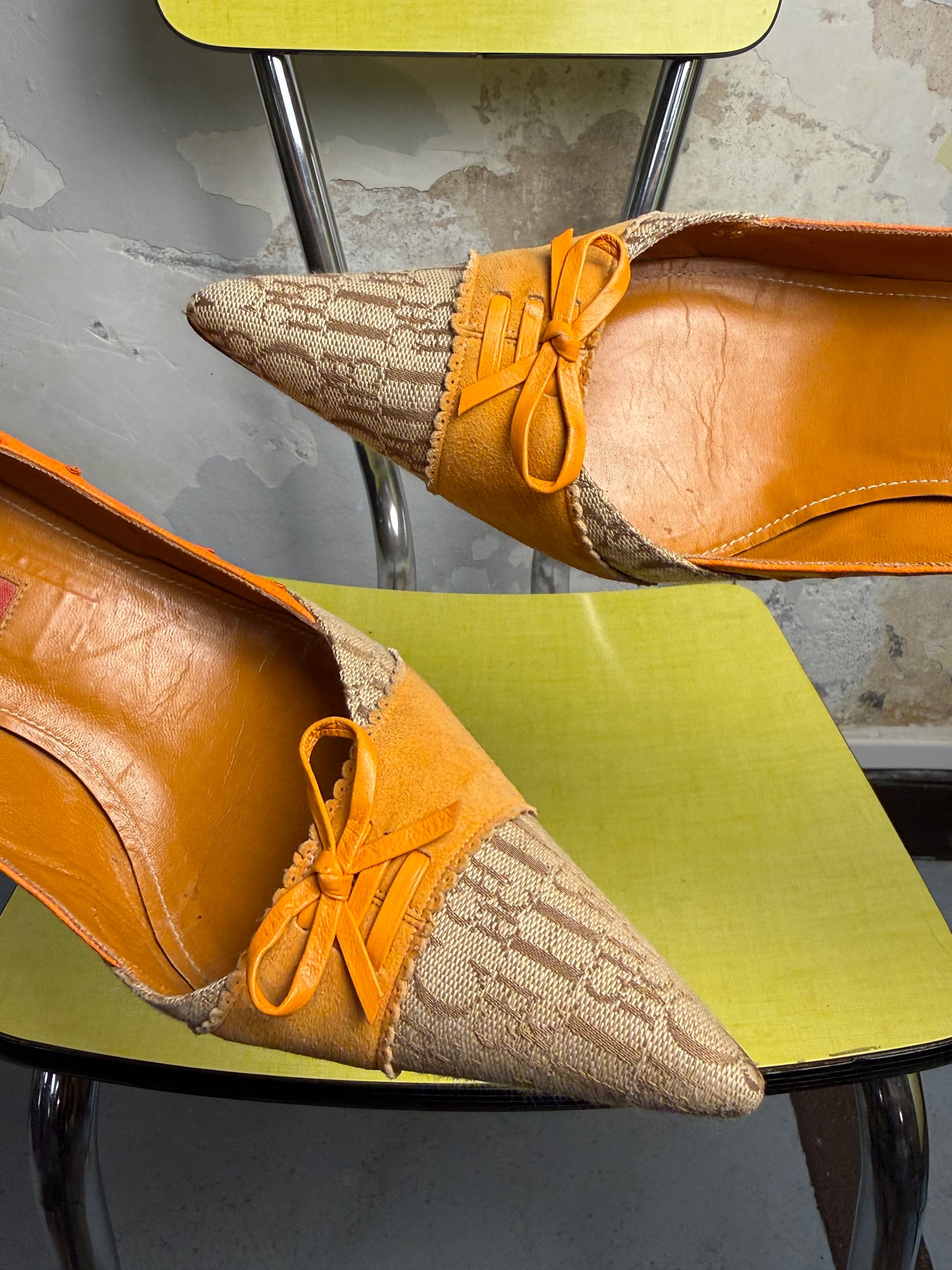 Y2k Carolina Herrera Monogram Canvas Ostrich Trim Pump Heels Beige Orange - 39