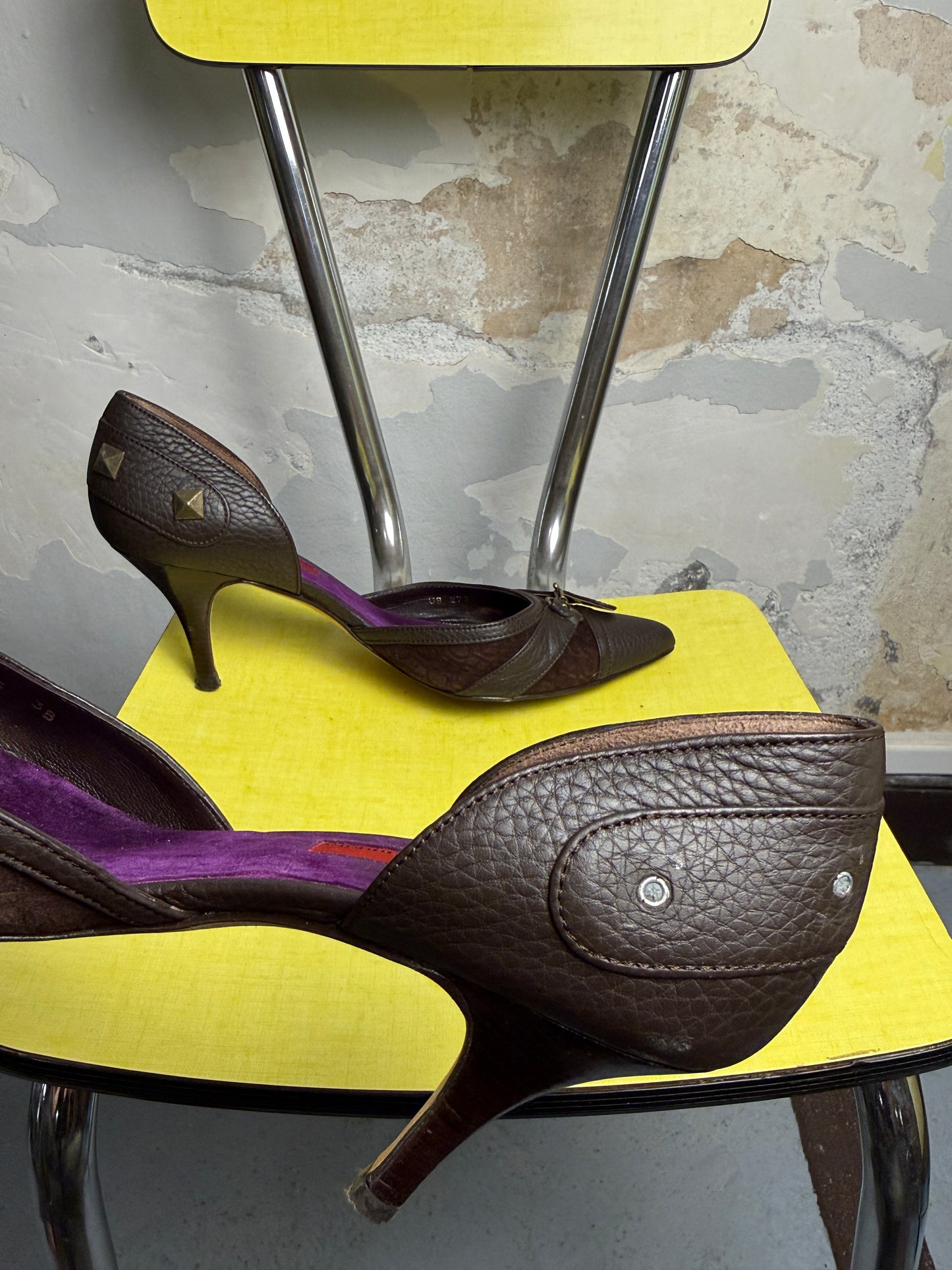 Y2k Carolina Herrera Pebble Leather Equestrian Buckle D'Orsay Pumps Brown - 38